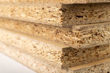 Kaplamalı parçacık tahtası küçük parçalarhalinde kesilir. Malzemeler fo