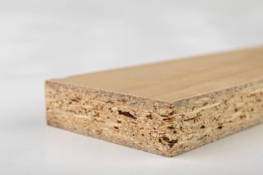 Kaplamalı parçacık tahtası küçük parçalarhalinde kesilir. Malzemeler fo