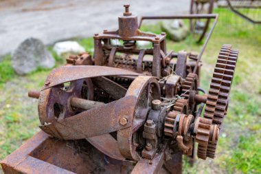 Bir çiftlikte kullanılan eski bir paslı makine. Müzede saman helikopteri