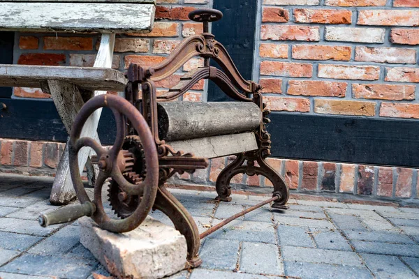 Oude Mangel voor ondergoed. Tentoonstelling in het openluchtmuseum in cent — Stockfoto