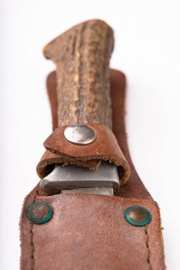 Beyaz bir masada eski bir kirli av bıçağı. Avcılık ACCE