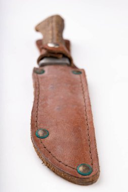 Beyaz bir masada eski bir kirli av bıçağı. Avcılık ACCE