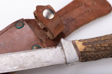 Beyaz bir masada eski bir kirli av bıçağı. Avcılık ACCE