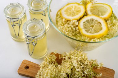 Beyaz bir masaüzerinde siyah bir mürver çiçek suyu. T