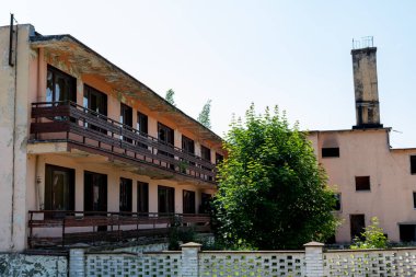 Czluchow, Pomeranian Voivodeship / Polonya - 15 Haziran 2019: Avrupa'da işlek bir yolda restoran yıkıldı. Pencereleri kırık bir bina. Yaz mevsimi.