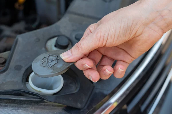 Diagnóstico diario del coche por el conductor. Rellenar la lavadora del coche —  Fotos de Stock