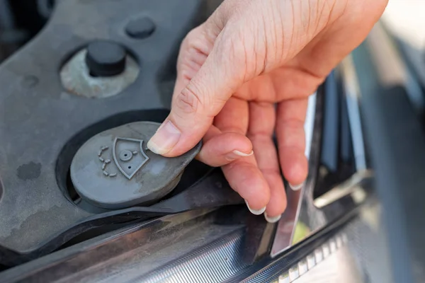 Diagnostica giornaliera dell'auto da parte del conducente. Ricarica rondella auto — Foto Stock