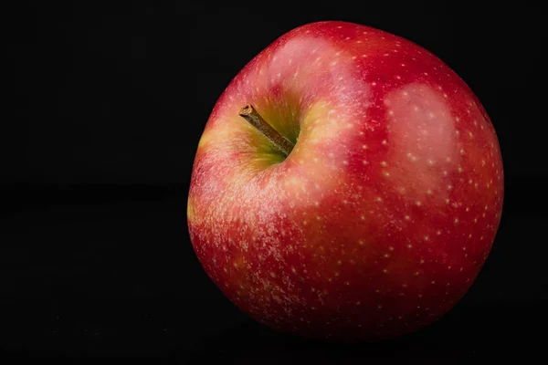 Smaczne dojrzałe jabłko na ciemnym stole. Bogate jagody przygotowane do spożycia. — Zdjęcie stockowe