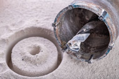 Duvarda büyük delikler delmek için matkap. Ho yapmak için cihaz