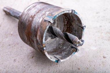 Duvarda büyük delikler delmek için matkap. Ho yapmak için cihaz