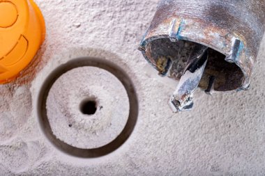 Duvarda büyük delikler delmek için matkap. Ho yapmak için cihaz