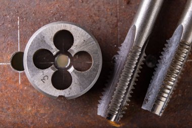 Metalde manuel iplik kesme. Küçük için çilingir aksesuarları 