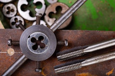 Metalde manuel iplik kesme. Küçük için çilingir aksesuarları 