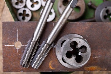Metalde manuel iplik kesme. Küçük için çilingir aksesuarları 