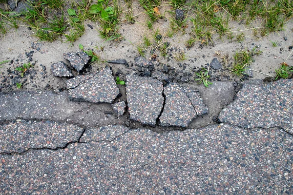 Estrada de asfalto danificada. Um buraco no caminho que leva ao cit — Fotografia de Stock