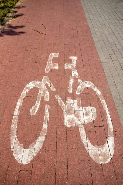 Fietspad en teken dat een plaats voor fietsen aangeeft. Een plek voor — Stockfoto