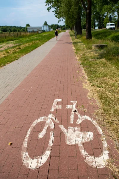 Carretera de bicicletas y signo que denota un lugar para bicicletas. Un lugar para — Foto de Stock