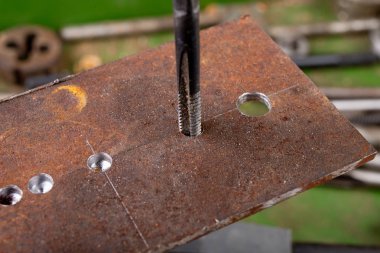 Metalde manuel iplik kesme. Küçük için çilingir aksesuarları 