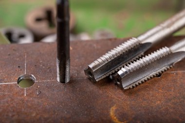 Metalde manuel iplik kesme. Küçük için çilingir aksesuarları 