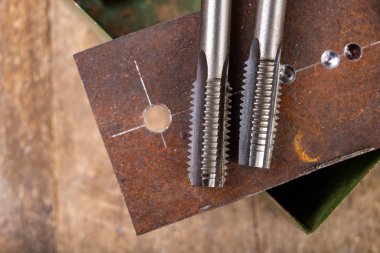 Metalde manuel iplik kesme. Küçük için çilingir aksesuarları 