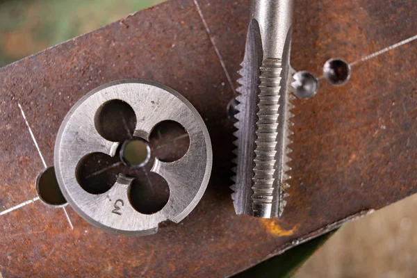 Metalde manuel iplik kesme. Küçük için çilingir aksesuarları 