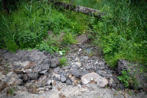 Estrada de asfalto danificada. Um buraco no caminho que leva ao cit — Fotografia de Stock