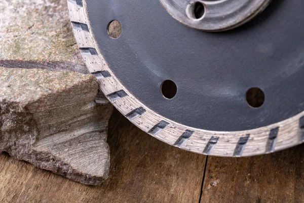 Stenen snijden met een diamantschijf gemonteerd in een molen. Werken in — Stockfoto