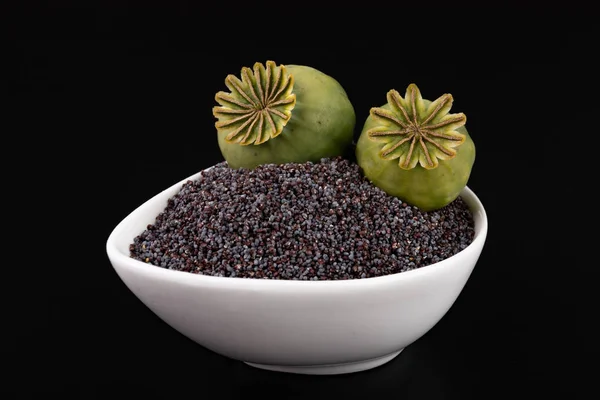Cabezas de amapola verde sobre semillas oscuras. Amapola en la cocina preparada f —  Fotos de Stock