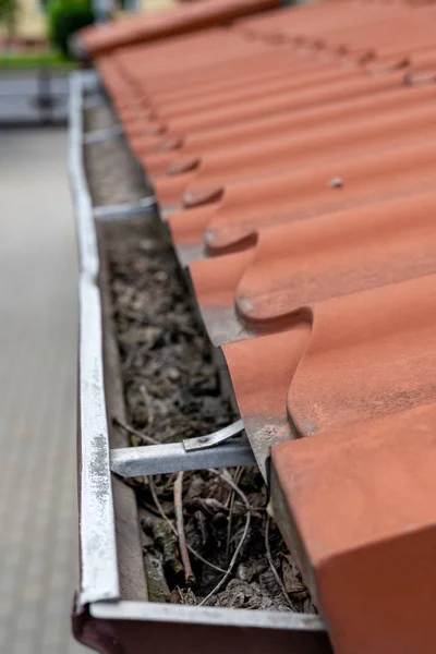 An old gutter in a detached house. Rainwater drainage from the r — Stock Photo, Image