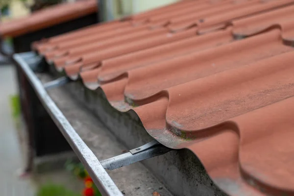 Eine alte Dachrinne in einem Einfamilienhaus. Regenwasserableitung aus dem r — Stockfoto