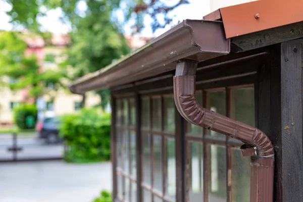 Een oude goot in een vrijstaand huis. Regenwaterafvoer van de r — Stockfoto