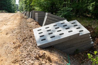 Beton levhalar yeni bir yol inşaatı. Yeni bir ro ayarı