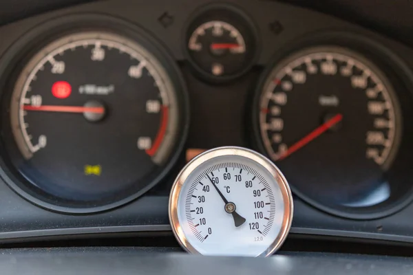 Ein unabhängiges Thermometer, das die Temperatur im Auto anzeigt. h — Stockfoto