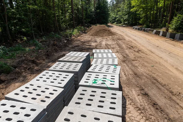 Строительство новой дороги из бетонных плит. Установление нового порядка — стоковое фото