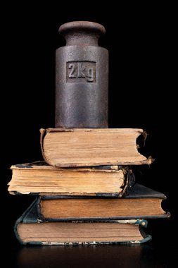 Kitaplarda eski kilo ağırlıkları. Eski kitaplar ve tartım makineleri. 
