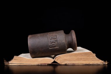 Kitaplarda eski kilo ağırlıkları. Eski kitaplar ve tartım makineleri. 