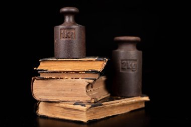 Kitaplarda eski kilo ağırlıkları. Eski kitaplar ve tartım makineleri. 