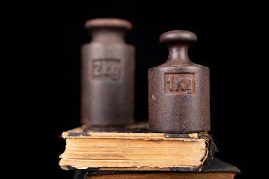 Kitaplarda eski kilo ağırlıkları. Eski kitaplar ve tartım makineleri. 