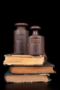 Kitaplarda eski kilo ağırlıkları. Eski kitaplar ve tartım makineleri. 