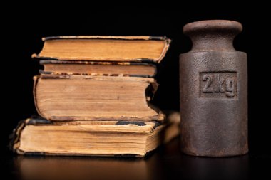 Kitaplarda eski kilo ağırlıkları. Eski kitaplar ve tartım makineleri. 