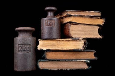 Kitaplarda eski kilo ağırlıkları. Eski kitaplar ve tartım makineleri. 