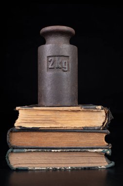 Kitaplarda eski kilo ağırlıkları. Eski kitaplar ve tartım makineleri. 