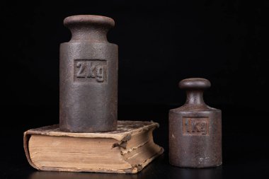Kitaplarda eski kilo ağırlıkları. Eski kitaplar ve tartım makineleri. 