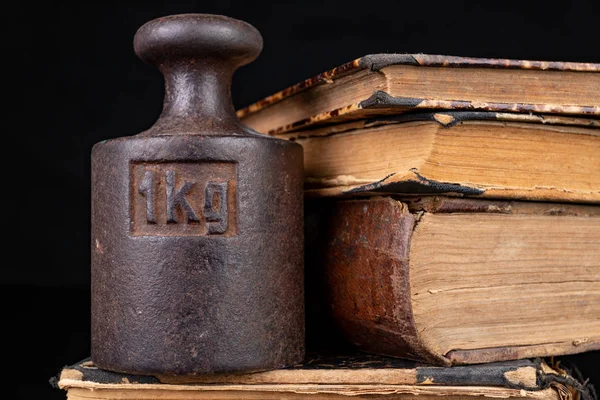 Kitaplarda eski kilo ağırlıkları. Eski kitaplar ve tartım makineleri. 