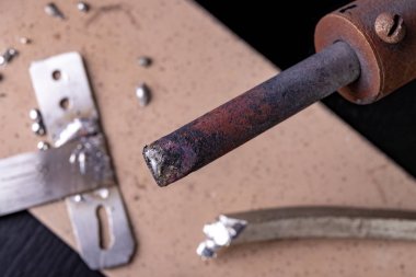 Büyük bir lehim demirve lehim aksesuarları bir atölye t