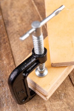 Tahtaları yapıştırmak için kullanılan küçük bir doğrama kelepçesi. ca için aksesuarlar