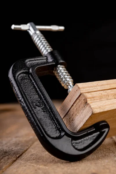 Une petite pince de menuiserie utilisée pour coller les planches. Accessoires pour ca — Photo