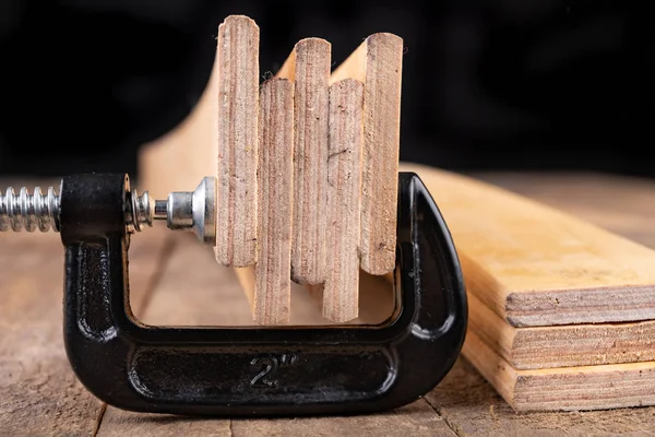 Een kleine schrijnwerk klem gebruikt voor het lijmen van planken. Accessoires voor ca — Stockfoto