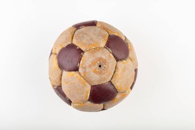 Eski futbol topu beyaz bir masada bacak oynamak için. Deri ve