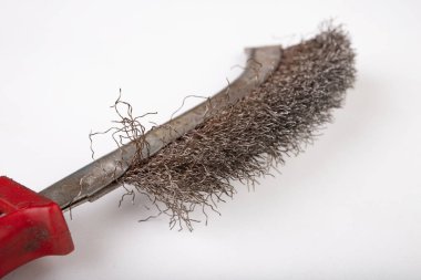 Beyaz bir masada metal uçlu bir fırça. Slusie için araçlar